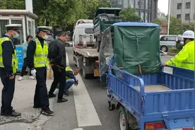 仙桃严管“三类车”首日 扣车67台图片