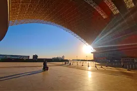 胶东游记：春日的周末，从烟台到青岛的城铁早班车体验图片