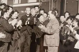 姑娘因紧急任务缺席约会，毛主席抄诗送给她，帮她和男友消除误会图片