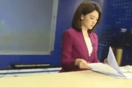 女主持工作时被同事偷拍，镜头移至下方，网友：干的漂亮图片