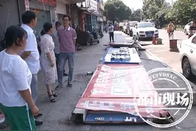 南昌：10米长的店铺招牌突然掉下，商户希望有人管图片