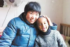 11年前，浙江农村奶奶收养了一个黑人小男孩巴比，如今怎么样了？图片