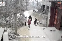 太危险！爸爸一个操作，小孩瞬间被火球包围图片