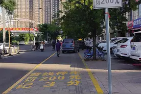 大同：黄线区域禁止停车，偏有司机视而不见图片