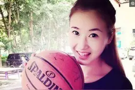 身高2米篮球女神屈身嫁1米8的农村小伙，家门口太矮进不去图片