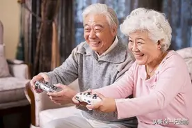 当老人们开始享受电子游戏的乐趣图片