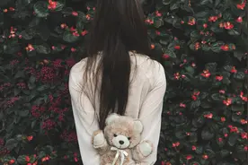 故事：“其实，我暗恋你六年”趁着一起出差，帅总裁主动吻她告白图片