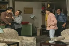 小芳带儿子来老贾家认亲，得知事情的真相，和平顿时火冒三丈视频封面