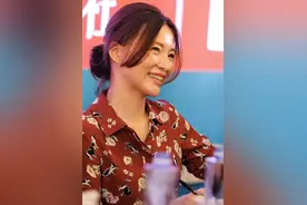 “央视一姐”董卿全素颜原谅我没认出！老气衬衫配马尾似邻家大姐图片