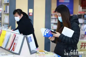 石家庄新华书店恢复营业 教辅类图书受热捧图片