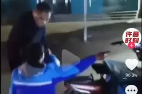 河南一外卖小哥送完餐回家遭保安阻拦，坐地崩溃大哭：我是这里的业主！网友：每个职业都应被尊重图片