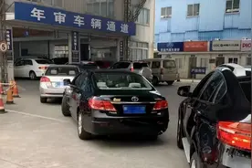 河南一女车主年检，初次上线两次没过，找人就能一遍过？图片