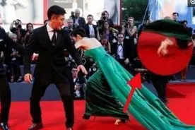 高跟鞋突然断了的5位女明星，看她们如何应对尴尬图片