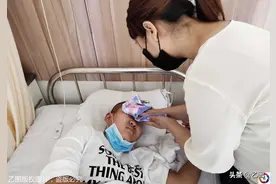 单亲妈妈带重病女儿艰难求医，老父亲送来皱巴巴的钱，她哭了图片