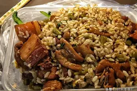 大爷不做环卫工改行卖炒饭，每天炒500份饭，周围的同行都很服他图片