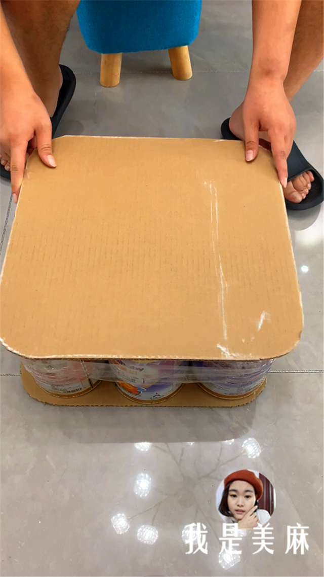 爸爸用9个奶粉桶，给孩子做了个小沙发，做法超简单，太实用了