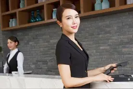 为啥酒店前台都是年轻美女，工资只有两千，却还有人愿意干这行？图片