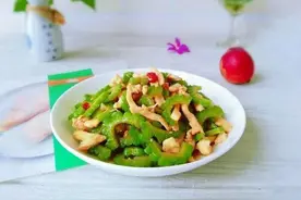苦瓜炒鸡肉丝，鸡肉丝先下是错误的，来看大厨教你如何正确炒法图片