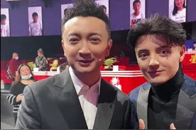 阿尔法近照上热搜，却因头发茂密被质疑戴假发，本人凌晨发文回应图片