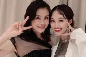女大学生晒“母女对比照”，20年前的妈妈惊艳了时光，略胜一筹图片