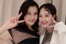 女大学生晒“母女对比照”，20年前的妈妈惊艳了时光，略胜一筹图片