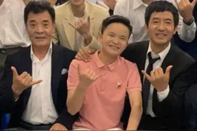 圈内顶流男星大合影！C位被刘威郭晓东簇拥，脸生但大有来头图片