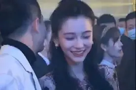 杨颖蕾丝低胸裙现身活动现场，与黄轩亲密贴耳交谈，笑容娇羞可爱图片