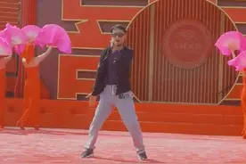 52岁阿宝现身农村商演，露天舞台环境简陋，又唱又跳超卖力图片