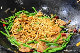 豆角和面条一起焖，做河南正宗焖面！饭菜一锅出，菜香面条筋图片