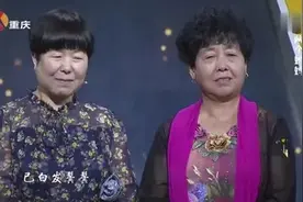 女儿有两个妈妈，拥抱的那一刻，可以看出她最感谢的还是养母图片