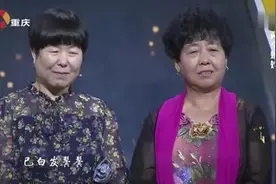 女儿有两个妈妈，拥抱的那一刻，可以看出她最感谢的还是养母图片