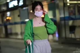 “rapper”黄一鸣懂了你的奇奇怪怪！可爱小黄鸟现身机场萌翻众人图片