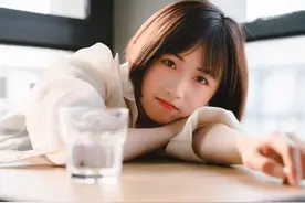 你脸红什么？姐姐。几年不见一上来就叫姐姐？我去解他的扣子图片