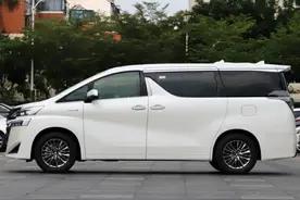最良心的丰田保姆车，和埃尔法同平台却不加价，实拍皇冠威尔法图片