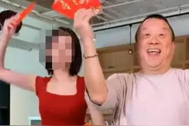 曾志伟丧妻后正式复工！与红衣美女同框直播，开怀大笑状态好图片
