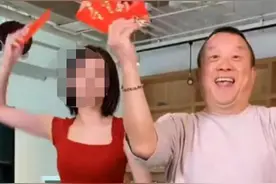 曾志伟丧妻后正式复工！与红衣美女同框直播，开怀大笑状态好图片