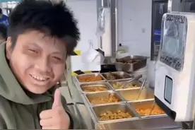 高校男生化“食堂虚弱妆”打饭？还惊动了禁毒警方，回应来了…图片