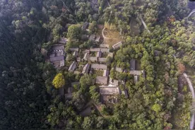 无人机深山拍到百年神秘古村，7旬老夫妻隐居其中，看美成啥样子图片
