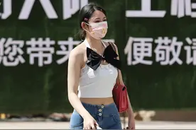H型身材的姑娘，建议多穿弹力牛仔裤，不费力就能打造窈窕身姿图片