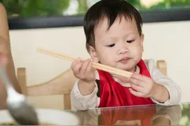 央视曝光过的“毒筷子”，至今不能杜绝，年轻人仍在大量使用图片