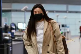 没有周韦彤的身材别穿紧腿裤，俏皮和高级都藏不住，一般人比不了图片