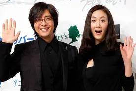 44岁崔智友生女，47岁裴勇俊三年抱两，他退出娱乐圈干嘛去了？图片