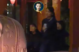 阔太陈好罕见现身，带女儿外出聚餐，与姐妹热聊豪爽喝酒图片