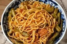 面条不煮不炒，和豆角猪肉一锅焖，味道香浓筋道入味，太好吃了~图片