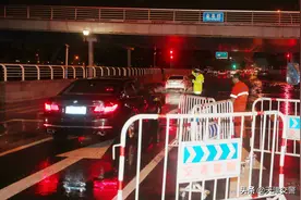 降雨来袭 交警严阵以待保道路安全图片