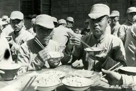他是日本人，为何在解放军中当兵？还享受连级待遇，拿两倍工资图片