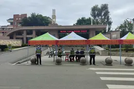 最帅身影！南安一高考生行动不便，他背着出入考场图片