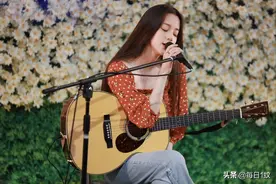 欧阳娜娜开音乐会迎20岁生日 抱吉他自弹自唱才气满满图片