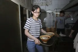 河南女孩卖报救父，9年后她考上大学，开面馆寻找当年好心小伙伴图片