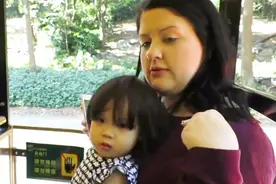 「美美的日记」中国女孩美美被领养至美国两年前和两年后对比！视频封面